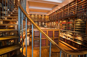 GRANDE BIBLIOTHEQUE DU THEATRE, BIBLIOTHEQUE DU DUC D’AUMALE (1822-1897) CONSTRUITE EN 1880 SUR L' EMPLACEMENT D' UN ANCIEN THEATRE PRIVE, CHATEAU DE CHANTILLY, OISE (60), FRANCE 