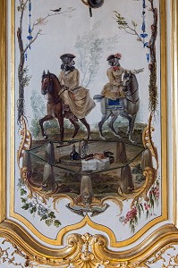 SCENE DE CHASSE A LA TABLE DE MONTGRESIN, PANNEAU EVOQUANT LES OCCUPATIONS FAMILIERES DES DAMES DE CHANTILLY REPRESENTEES EN SINGES ARISTOCRATIQUES, PETITS APPARTEMENTS DU CHATEAU DE CHANTILLY, OISE (60), FRANCE 