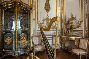 SALON DE MUSIQUE AUX BOISERIES ORNEES EN BLANC ET OR CARACTERISTIQUES DU DEBUT DU 18 EME SIECLE, RENFERMANT LE MOBILIER COMMANDE PAR LOUIS XVI POUR LE SALON DES JEUX DE SAINT-CLOUD, GRANDS APPARTEMENTS DU CHATEAU DE CHANTILLY, OISE (60), FRANCE 