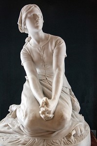 STATUE EN MARBRE BLANC DE JEANNE D'ARC (1412-1431) ECOUTANT SES VOIX, GALERIE DE PEINTURES, MUSEE DE CONDE CREE PAR LE DUC D'AUMALE AU 19 EME SIECLE, LORS DE LA RECONSTRUCTION ET L'AMENAGEMENT DU CHATEAU DE CHANTILLY, OISE (60), FRANCE 