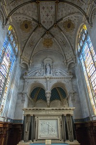 AUTEL EDIFIE PAR LE SCULPTEUR JEAN GOUJON ET VITRAUX DU 16 EME SIECLE, VESTIGES DE LA CHAPELLE DU CHATEAU D'ECOUEN, CHATEAU DE CHANTILLY, OISE (60), FRANCE 