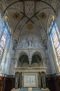 AUTEL EDIFIE PAR LE SCULPTEUR JEAN GOUJON ET VITRAUX DU 16 EME SIECLE, VESTIGES DE LA CHAPELLE DU CHATEAU D'ECOUEN, CHATEAU DE CHANTILLY, OISE (60), FRANCE 