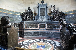 CHAPELLE DES COEURS DES CONDE, MONUMENT DE BRONZE SCULPTE EN 1648 PAR JACQUES SARAZIN COMMANDE PAR LE GRAND CONDE A LA MORT DE SON PERE, ABRITANT LES COEURS DES PRINCES DE LA MAISON DE CONDE,, CHATEAU DE CHANTILLY, OISE (60), FRANCE 