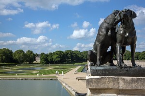 CHIENS LUMINEAU ET SEDUISANT, SCULPTURES DEVANT LES PARTERRES DU JARDIN A LA FRANCAISE DESSINE PAR ANDRE LE NOTRE (1613-1700) AU 17 EME SIECLE, DOMAINE DU CHATEAU DE CHANTILLY, OISE (60), FRANCE 