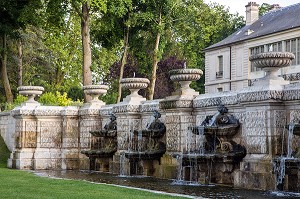 CASCADES DE BEAUVAIS, GRAND BUFFET D'EAU DESSINE PAR ANDRE LENOTRE (1613-1700) AU 17 EME SIECLE, JARDIN ANGLAIS DESSINE SOUS LA RESTAURATION EN 1819, DOMAINE DU CHATEAU DE CHANTILLY, OISE (60), FRANCE 