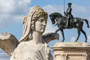 STATUE DE SPHINGE ET STATUE EQUESTRE DU CONNETABLE ANNE DE MONTMORENCY (1493-1567) SUR L'ESPLANADE, DEVANT L'ENTREE PRINCIPALE DU CHATEAU DE CHANTILLY, OISE (60), FRANCE 