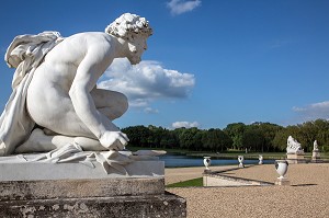SCULPTURE DE PLUTON DEVANT LES PARTERRES DU JARDIN A LA FRANCAISE DESSINE PAR ANDRE LE NOTRE (1613-1700) AU 17 EME SIECLE, DOMAINE DU CHATEAU DE CHANTILLY, OISE (60), FRANCE 
