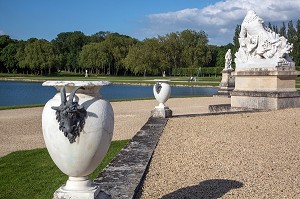 SCULPTURES ENTRE LES PARTERRES ET LES BASSINS DU JARDIN A LA FRANCAISE DESSINE PAR ANDRE LE NOTRE (1613-1700) AU 17 EME SIECLE, DOMAINE DU CHATEAU DE CHANTILLY, OISE (60), FRANCE 