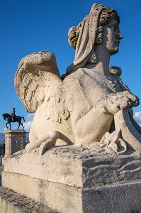 STATUE DE SPHINGE ET STATUE EQUESTRE DU CONNETABLE ANNE DE MONTMORENCY (1493-1567) SUR L'ESPLANADE, DEVANT L'ENTREE PRINCIPALE DU CHATEAU DE CHANTILLY, OISE (60), FRANCE 