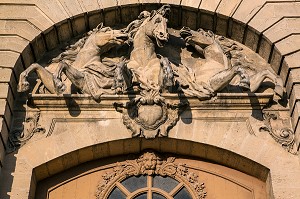 SCULPTURE DE CHEVAUX, HAUT-RELIEF SUR LE TYMPAN D'UNE PORTE DES GRANDES ECURIES REHABILITEES EN MUSEE DU CHEVAL, DOMAINE DU CHATEAU DE CHANTILLY, OISE (60), FRANCE 