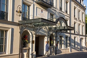 AUBERGE DU JEU DE PAUME, HOTEL DE LUXE ET RESTAURANT GASTRONOMIQUE SITUE FACE AUX GRANDES ECURIES, AVEC VUE SUR LES JARDINS DU PARC DU CHATEAU, PROPRIETE DU PRINCE KARIM AGA KHAN, DOMAINE DU CHATEAU DE CHANTILLY, OISE (60), FRANCE 