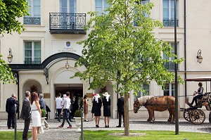AUBERGE DU JEU DE PAUME, HOTEL DE LUXE ET RESTAURANT GASTRONOMIQUE SITUE FACE AUX GRANDES ECURIES, AVEC VUE SUR LES JARDINS DU PARC DU CHATEAU, PROPRIETE DU PRINCE KARIM AGA KHAN, DOMAINE DU CHATEAU DE CHANTILLY, OISE (60), FRANCE 