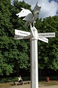 PANNEAUX D'ORIENTATION SURMONTES DE TETES DE CHEVAUX, EN BORDURE DE LA FORET DU DOMAINE DE CHANTILLY, OISE (60), FRANCE 