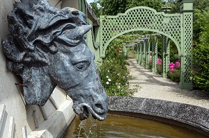 SCULPTURE DE TETE DE CHEVAL, FONTAINE DU CLOITRE, TREILLE DU POTAGER DES PRINCES, UN DES DERNIERS VESTIGES DE LA PARTIE OUEST DU PARC DES PRINCES DE CONDE, CHANTILLY, OISE (60), FRANCE 