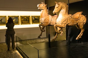 CHEVAL DE MANEGE OU CHEVAUX DE CARROUSEL DE DANIEL C. MIULLER, NOUVEAU MUSEE DU CHEVAL, OUVERT EN 2013, AMENAGE DANS LES GRANDES ECURIES DU DOMAINE DU CHATEAU DE CHANTILLY, OISE (60), FRANCE 