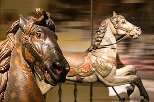 CHEVAL DE MANEGE OU CHEVAUX DE CARROUSEL EN BOIS SCULPTE, NOUVEAU MUSEE DU CHEVAL, OUVERT EN 2013, AMENAGE DANS LES GRANDES ECURIES DU DOMAINE DU CHATEAU DE CHANTILLY, OISE (60), FRANCE 