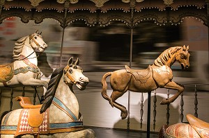 CHEVAL DE MANEGE OU CHEVAUX DE CARROUSEL EN BOIS SCULPTE, NOUVEAU MUSEE DU CHEVAL, OUVERT EN 2013, AMENAGE DANS LES GRANDES ECURIES DU DOMAINE DU CHATEAU DE CHANTILLY, OISE (60), FRANCE 