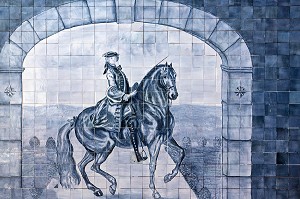 AZULEJOS REPRESENTANT UN CAVALIER SUR SON CHEVAL, NOUVEAU MUSEE DU CHEVAL, OUVERT EN 2013, AMENAGE DANS LES GRANDES ECURIES DU DOMAINE DU CHATEAU DE CHANTILLY, OISE (60), FRANCE 