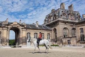 CHEVAL ET SA CAVALIERE EN HABIT DE REPRESENTATION DANS LA COUR DES CHENILS, ANIMATION MONTRANT L' ART DU DRESSAGE, NOUVEAU MUSEE DU CHEVAL, OUVERT EN 2013, AMENAGE DANS LES GRANDES ECURIES DU DOMAINE DU CHATEAU DE CHANTILLY, OISE (60), FRANCE 