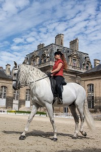 CHEVAL ET SA CAVALIERE EN HABIT DE REPRESENTATION DANS LA COUR DES CHENILS, ANIMATION MONTRANT L' ART DU DRESSAGE, NOUVEAU MUSEE DU CHEVAL, OUVERT EN 2013, AMENAGE DANS LES GRANDES ECURIES DU DOMAINE DU CHATEAU DE CHANTILLY, OISE (60), FRANCE 