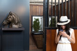 FEMME JAPONAISE, VISITEUR ETRANGER AU NOUVEAU MUSEE DU CHEVAL, OUVERT EN 2013, ABRITE DANS LES GRANDES ECURIES DU DOMAINE DU CHATEAU DE CHANTILLY, OISE (60), FRANCE 