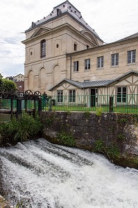 RIVIERE NONETTE ET LES VANNES DEVANT LE PAVILLON DE MANSE OU MOULIN DES PRINCES, DOMAINE DU CHATEAU DE CHANTILLY, OISE (60), FRANCE 