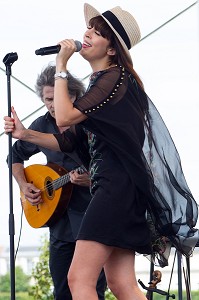 CONCERT DE LA CHANTEUSE FRANCAISE NOLWENN LEROY A L'OCCASION DU PRIX DE DIANE LONGINES 2013, JARDINS DE DIANE SUR L'HIPPODROME DE CHANTILLY, OISE (60), FRANCE 