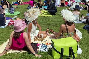 FEMMES ELEGANTES ET COIFFEES DE CHAPEAUX, ASSISTANT AU PIQUE-NIQUE CHIC DES JARDINS DE DIANE, PRIX DE DIANE LONGINES 2013, HIPPODROME DE CHANTILLY, OISE (60), FRANCE 