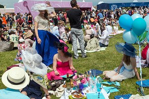 FEMMES ELEGANTES ET COIFFEES DE CHAPEAUX, ASSISTANT AU PIQUE-NIQUE CHIC DES JARDINS DE DIANE, PRIX DE DIANE LONGINES 2013, HIPPODROME DE CHANTILLY, OISE (60), FRANCE 