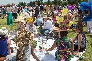 FEMMES ELEGANTES ET COIFFEES DE CHAPEAUX, ASSISTANT AU PIQUE-NIQUE CHIC DES JARDINS DE DIANE, PRIX DE DIANE LONGINES 2013, HIPPODROME DE CHANTILLY, OISE (60), FRANCE 