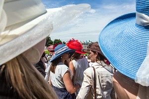 FEMMES CHICS ET ELEGANTES, COIFFEES DE CHAPEAUX, A L'OCCASION DU PRIX DE DIANE LONGINES 2013, HIPPODROME DE CHANTILLY, OISE (60), FRANCE 