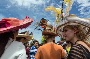 FEMMES CHICS ET ELEGANTES, COIFFEES DE CHAPEAUX, A L'OCCASION DU PRIX DE DIANE LONGINES 2013, HIPPODROME DE CHANTILLY, OISE (60), FRANCE 