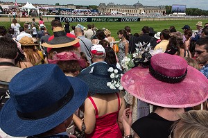 FEMMES CHICS ET ELEGANTES, COIFFEES DE CHAPEAUX, A L'OCCASION DU PRIX DE DIANE LONGINES 2013, HIPPODROME DE CHANTILLY, OISE (60), FRANCE 