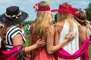 FEMMES CHICS ET ELEGANTES, COIFFEES DE CHAPEAUX, A L'OCCASION DU PRIX DE DIANE LONGINES 2013, HIPPODROME DE CHANTILLY, OISE (60), FRANCE 