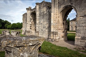 RUINES DE L'EGLISE ABBATIALE DU XIII EME SIECLE, DOMAINE DE L'ANCIENNE ABBAYE ROYALE DE CHAALIS, FONTAINE-CHAALIS, OISE (60), FRANCE 