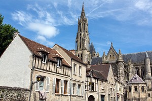 MAISONS ANCIENNES DEVANT LA CATHEDRALE GOTHIQUE NOTRE-DAME AVEC SA TOUR SUD DU 13EME SIECLE, SECTEUR SAUVEGARDE, QUARTIER HISTORIQUE DE SENLIS, OISE (60), FRANCE 