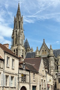 MAISONS ANCIENNES DEVANT LA CATHEDRALE GOTHIQUE NOTRE-DAME AVEC SA TOUR SUD DU 13EME SIECLE, SECTEUR SAUVEGARDE, QUARTIER HISTORIQUE DE SENLIS, OISE (60), FRANCE 