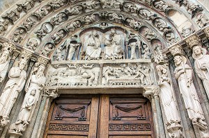 BAS-RELIEFS REPRESENTANT LA DORMITION, LA RESURRECTION ET LE COURONNEMENT DE LA VIERGE MARIE, DECOR DU PORTAIL CENTRAL DE LA FACADE SUD CONSERVANT UNE PARTIE DE SA POLYCHROMIE DU 12EME SIECLE, CHEF D'OEUVRE DE LA SCULPTURE GOTHIQUE, CATHEDRALE NOTRE-DAME, SENLIS, OISE (60), FRANCE 