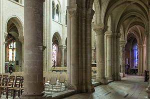 NEF LATERALE, INTERIEUR DE LA CATHEDRALE GOTHIQUE NOTRE-DAME, EDIFICE RELIGIEUX ELEVE AU 12EME SIECLE, SECTEUR SAUVEGARDE, QUARTIER HISTORIQUE DE SENLIS, OISE (60), FRANCE 