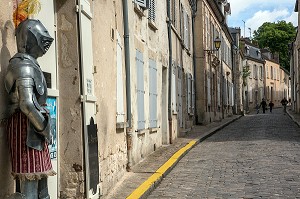 RUE SAINT-PIERRE, VOIE PAVEE DU SECTEUR SAUVEGARDE, QUARTIER HISTORIQUE DE SENLIS, OISE (60), FRANCE 