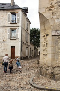 RUE DU PUITS THIPHAINE, RUELLE PAVEE DU SECTEUR SAUVEGARDE, QUARTIER HISTORIQUE DE SENLIS, OISE (60), FRANCE 