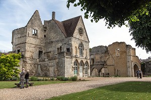 BATIMENT QUI ABRITAIT LA CHAMBRE DU ROI AVEC UNE FACADE NEO-GOTHIQUE, ORANGERIE ET CHAPELLE SAINT-DENIS, VESTIGES DU CHATEAU ROYAL, PARC DU CHATEAU ROYAL, SENLIS, OISE (60), FRANCE 
