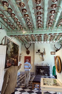 SALLE PRINCIPALE AVEC SES TABLEAUX ET TROPHEES DE CHASSE, MUSEE DE LA VENERIE AMENAGE DES 1935 DANS L’ANCIEN PRIEURE SAINT-MAURICE, PARC DU CHATEAU ROYAL, SENLIS, OISE (60), FRANCE 