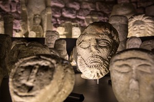 TETE D'HOMME BARBU, EX-VOTO DU TEMPLE GUERISON DE LA FORET D'HALATTE, MUSEE D'ART ET D'ARCHEOLOGIE DE LA VILLE AMENAGE DANS L'ANCIEN PALAIS EPISCOPAL, SENLIS, OISE (60), FRANCE 