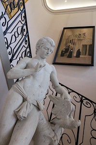 L'OISELEUR, SCULPTURE D'ANDRE-AUGUSTE THRUPHEME (1820-1888) REALISEE EN 1878, MUSEE D'ART ET D'ARCHEOLOGIE, SENLIS, OISE (60), FRANCE 