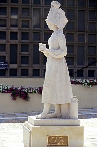 STATUE DE MARIE HAREL, CREATRICE DU CAMEMBERT, VIMOUTIERS, ORNE (61), NORMANDIE, FRANCE 