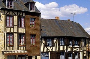 MAISONS NORMANDES A COLOMBAGES, DOMFRONT, ORNE (61), NORMANDIE, FRANCE 