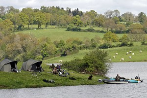 PECHEURS AVEC LEURS TENTES POUR UNE PARTIE DE PECHE A LA CARPE SUR LES BERGES DU LAC DE RABODANGES, SUISSE NORMANDE, ORNE (61), FRANCE 