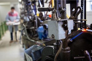 FABRICATION DES EPINGLES A TETE DE VERRE DE MURANO, USINE DE LA MANUFACTURE BOHIN, CONSERVATOIRE VIVANT DE L'AIGUILLE ET DE L'EPINGLE, SAINT-SULPICE-SUR-RISLE, ORNE (61), FRANCE 