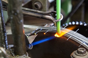 FABRICATION DES EPINGLES A TETE DE VERRE DE MURANO, USINE DE LA MANUFACTURE BOHIN, CONSERVATOIRE VIVANT DE L'AIGUILLE ET DE L'EPINGLE, SAINT-SULPICE-SUR-RISLE, ORNE (61), FRANCE 